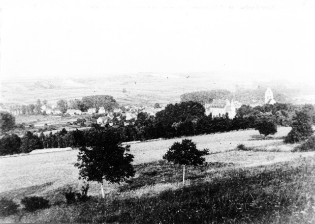Panorama de Courville, de Haut en bas : carrières, village, Château et église